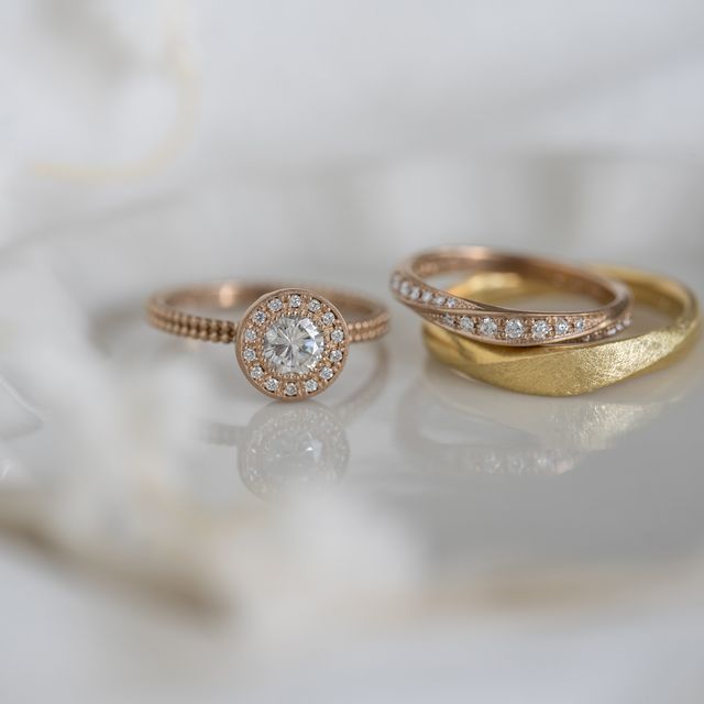 【Cayof(カヨフ)の口コミ】 結婚指輪は、メビウスのモチーフを共通に、夫はマット加工、妻はメレダイ…