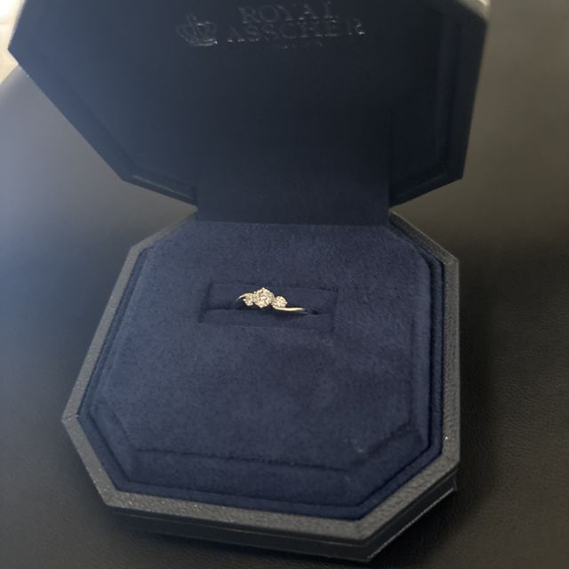 【ROYAL ASSCHER(ロイヤル・アッシャー)の口コミ】 ロイヤル・アッシャーの指輪は、何よりもその透明感のある白い輝きが魅力…