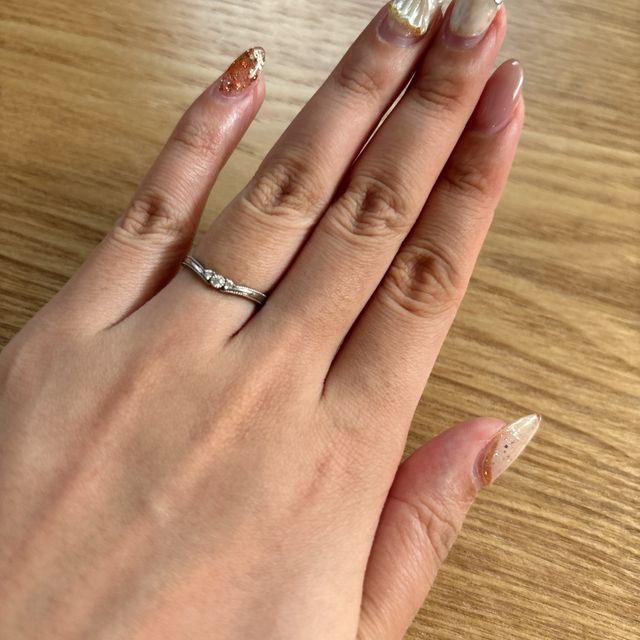 【LUCIE(ルシエ)の口コミ】 ダイヤが3連に並ぶ上品で可愛らしいデザインです。
中央のダイヤは縁取り…