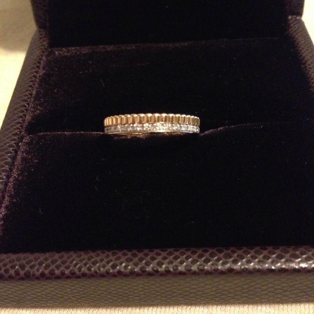 【ブシュロン(BOUCHERON)の口コミ】 1連ですが、ダイアとゴールドが2連風になった、オシャレなデザインに惚れ…