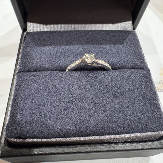 【ラザール ダイヤモンド(LAZARE DIAMOND)の口コミ】 2種類の形から迷った中で、台座の形がダイヤモンドを引き立たせる四角形の…