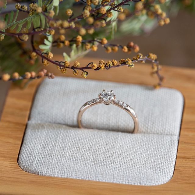 【Cayof(カヨフ)の口コミ】 ○婚約指輪
【デザイン】デイジー
【テクスチャー】鏡面
【素材】K18シャン…