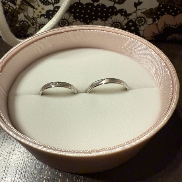 【insembre(インセンブレ)の口コミ】 派手すぎずシンプルデザイン。
価格は安くもなく高くもなくいい値段なのか…