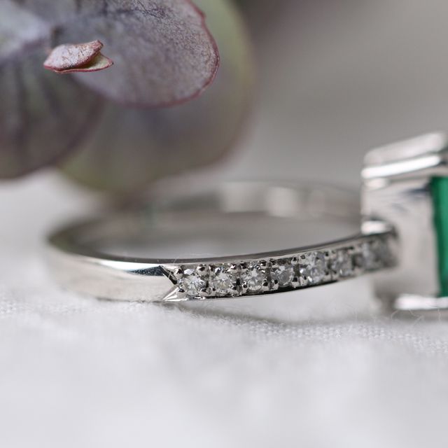 【atelier Kiona(アトリエキオナ)の口コミ】 元々は祖母が持っていた指輪でした。
今回渡す相手の誕生石がエメラルドと…