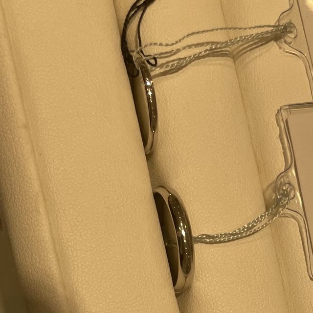 【銀座ダイヤモンドシライシの口コミ】 ダイヤモンドが内側に埋め込まれていて、シンプルでさりげないデザインが…