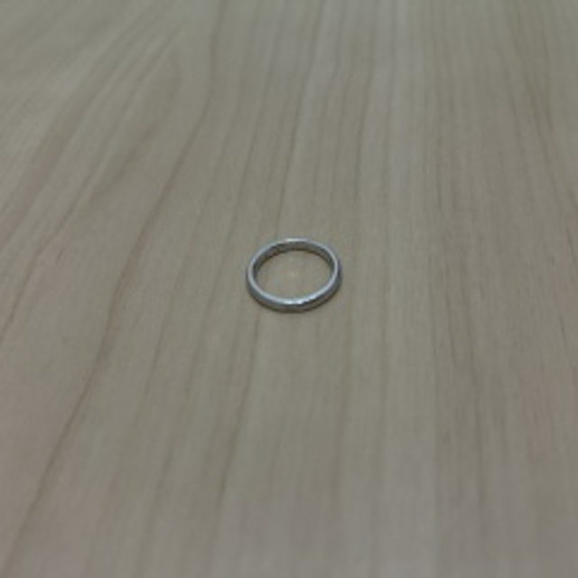 【アイプリモ(I-PRIMO)の口コミ】 ダイヤモンドが1つだけついたシルバーのシンプルなデザインですが、太めの…