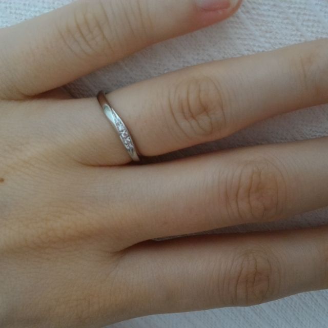 【銀座ダイヤモンドシライシの口コミ】 ストレートタイプでの結婚指輪を探していましたが、S字の指輪をつけたとき…
