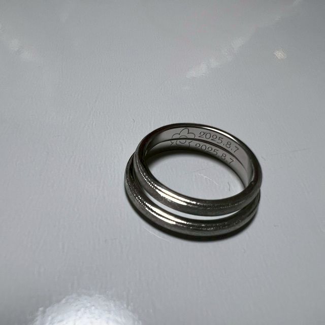 【CRAFY(クラフィ)の口コミ】 表面はシンプルにグリッター加工とミルグレインのみにして、内側に手書き…