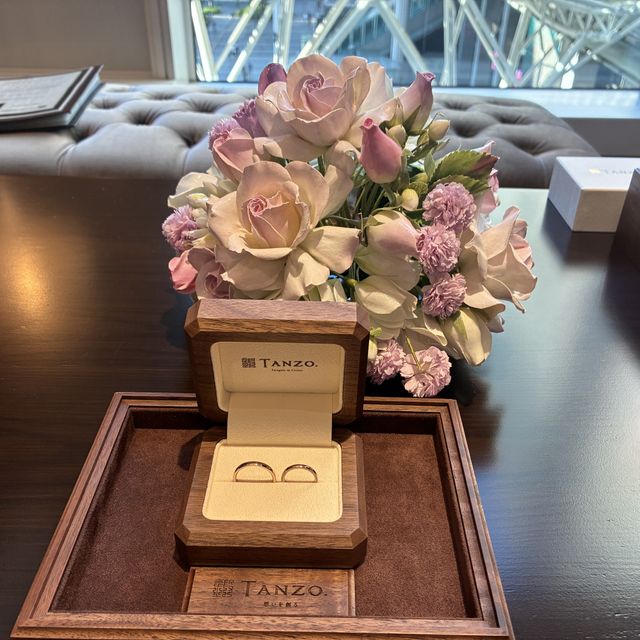 【TANZO.(鍛造指輪)の口コミ】 新郎はシンプルなデザインで、新婦は上下にスターダストが入っている点が…