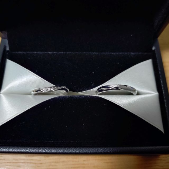 【エクセルコダイヤモンド(EXELCO DIAMOND)の口コミ】 真正面ではなくウェーブのデザインに沿って端にダイヤが3石入っているので…