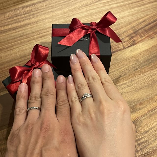 【ラザール ダイヤモンド(LAZARE DIAMOND)の口コミ】 結婚指輪は鍛造造りで、非常に丈夫なつくりです。
女性側は結婚指輪でもキ…