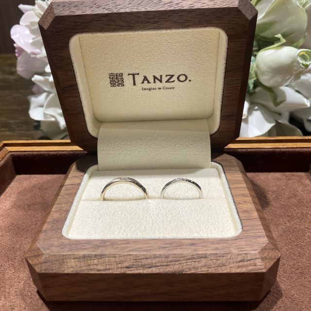 【TANZO.(鍛造指輪)の口コミ】 男性用の指輪にも石をつけたいという希望が叶い嬉しいです。
二つの指輪は…