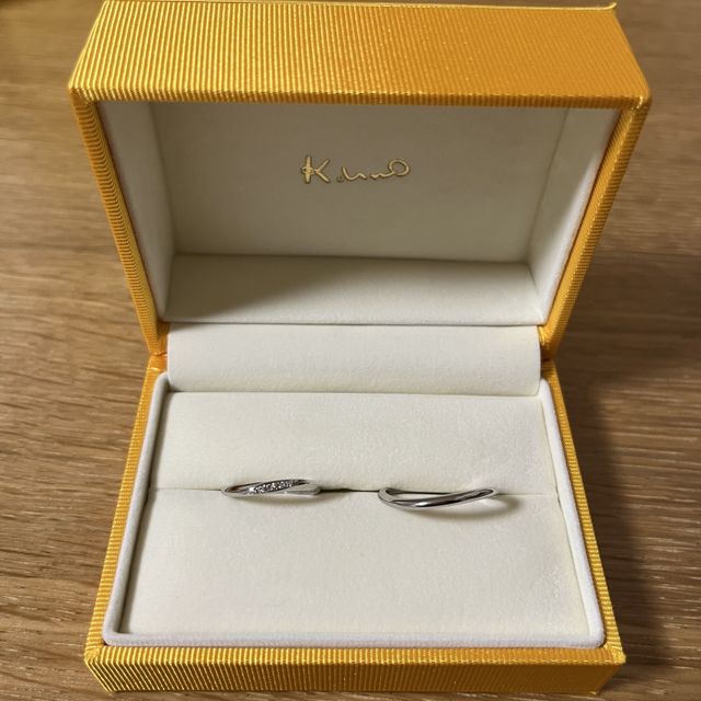 【ケイウノ ブライダル(K.UNO BRIDAL)の口コミ】 ストレートすぎず少しカーブを帯びた所がおすすめポイントです。
リングの…