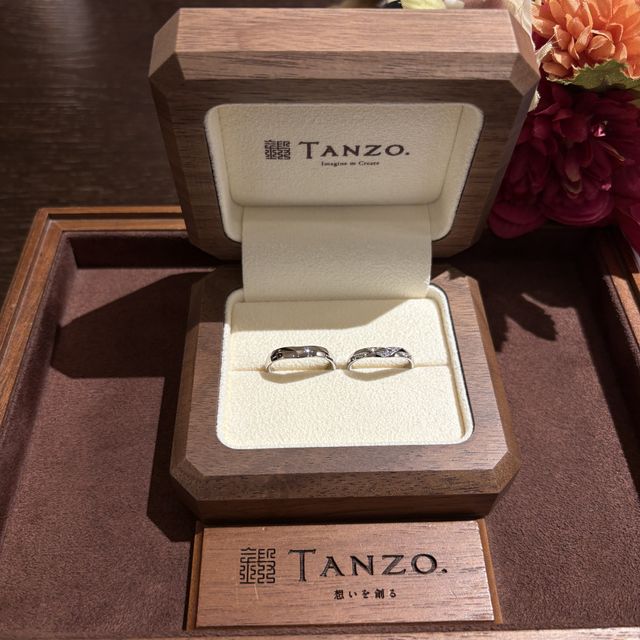 【TANZO.(鍛造指輪)の口コミ】 指輪のデザインとしては奥さん側のデザインに合わせてます。奥さん側のデ…