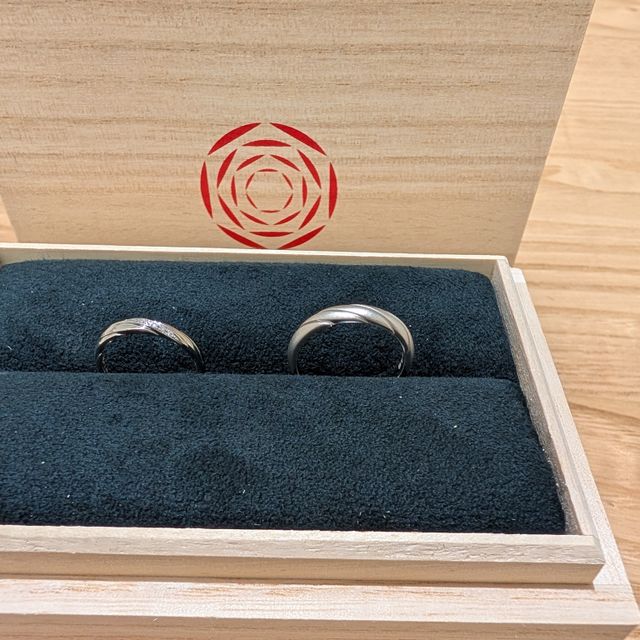 【出雲結(いずもゆい)の口コミ】 動きがあるデザインのため、細めのタイプを選びました。それぞれに石や加…