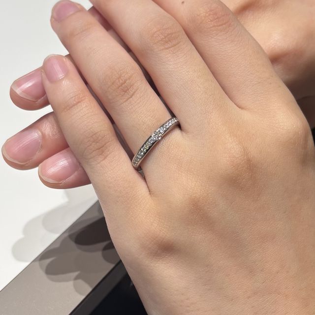 【ラザール ダイヤモンド(LAZARE DIAMOND)の口コミ】 ハーフエタニティの中でも、真ん中のダイヤモンドが大きくなっているデザ…