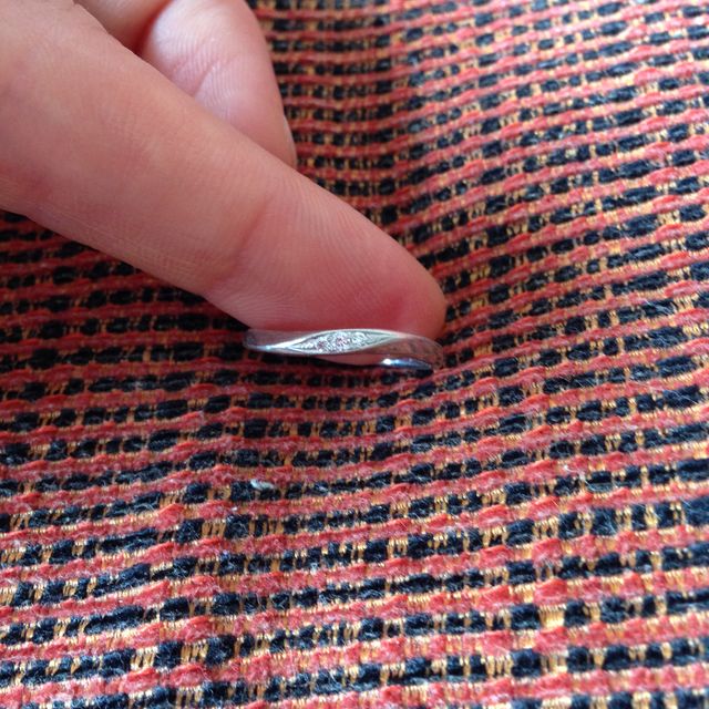 【ヴァンドーム青山(VENDOME AOYAMA)の口コミ】 指輪全体のラインが細くなっていることで指が細く見えることと、トップ部…