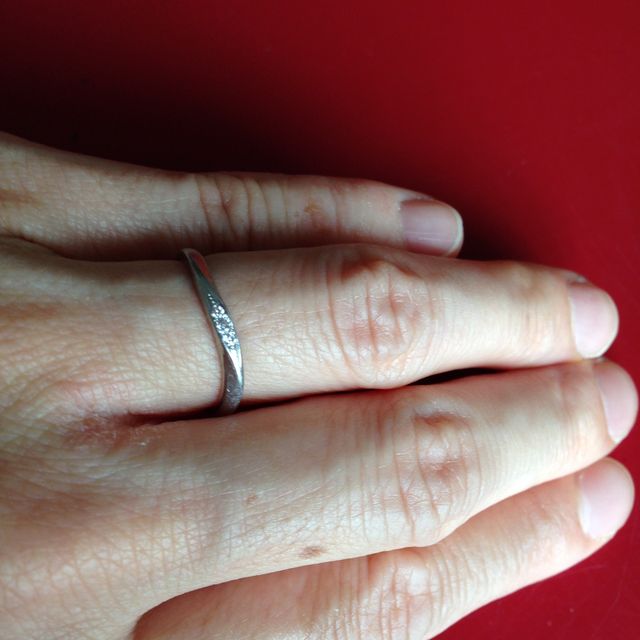 【ヴァンドーム青山(VENDOME AOYAMA)の口コミ】 指輪全体のラインが細くなっていることで指が細く見えることと、トップ部…