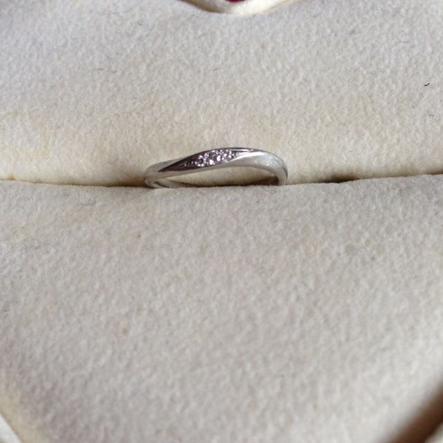 【ヴァンドーム青山(VENDOME AOYAMA)の口コミ】 指輪全体のラインが細くなっていることで指が細く見えることと、トップ部…