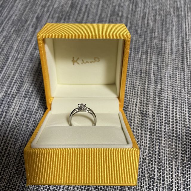 【ケイウノ ブライダル(K.UNO BRIDAL)の口コミ】 彼女の誕生花をモチーフにした指輪が作りたいと、相談し作成をしました。…