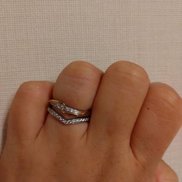 【アイプリモ(I-PRIMO)の口コミ】 デザインが良かったです。指に馴染んて、結婚指輪と重ねて結婚10年の指輪…