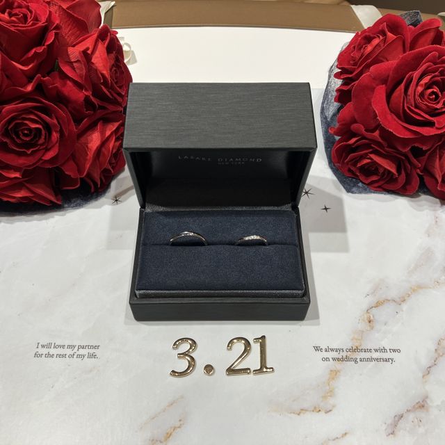 【ラザール ダイヤモンド(LAZARE DIAMOND)の口コミ】 指が綺麗に見えるウェーブの指輪で探しました。メレダイヤが5個付いている…