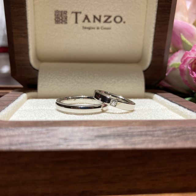 【TANZO.(鍛造指輪)の口コミ】 【右側の指輪】指輪の存在感が欲しかったので、平打ちストレートにしまし…