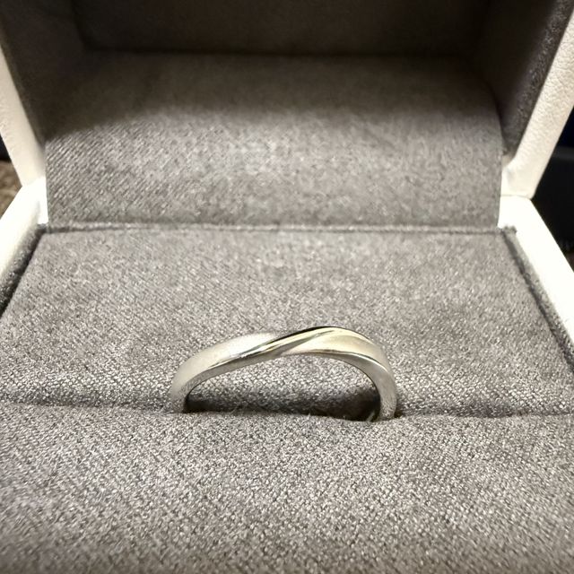 【EITO(エイト)の口コミ】 緩やかなS字で、歳をとってもつけられるようなシンプルなデザインで、とて…