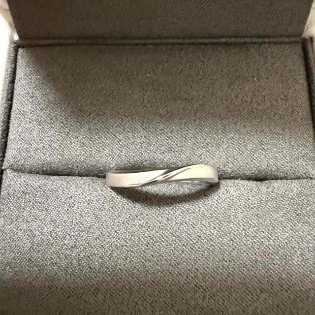 【EITO(エイト)の口コミ】 緩やかなS字で、歳をとってもつけられるようなシンプルなデザインで、とて…