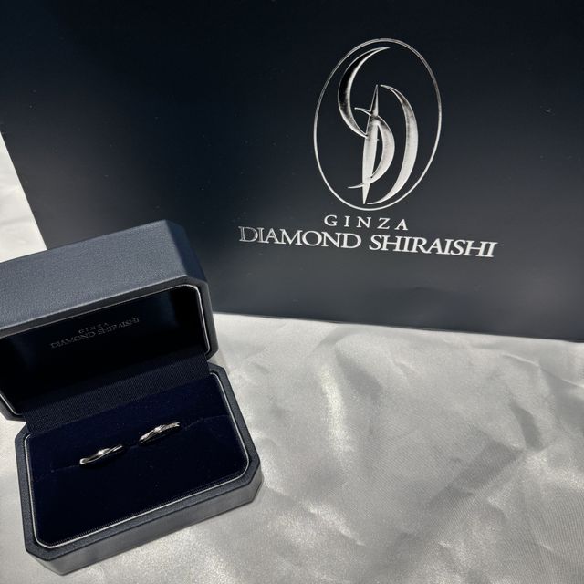 【銀座ダイヤモンドシライシの口コミ】 真ん中にラインが入ってるので、ダイヤモンドを守るデザインで、手を見せ…