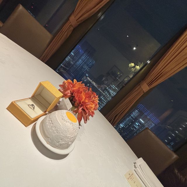 【ケイウノ ブライダル(K.UNO BRIDAL)の口コミ】 ダイアモンドの下の鋭角が見えるデザインにこだわって前から見ても横から…