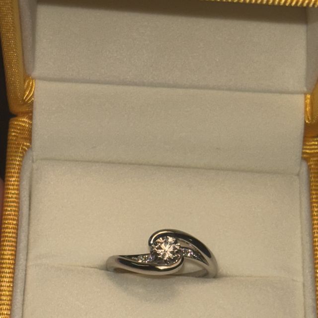 【ケイウノ ブライダル(K.UNO BRIDAL)の口コミ】 ダイアモンドの下の鋭角が見えるデザインにこだわって前から見ても横から…