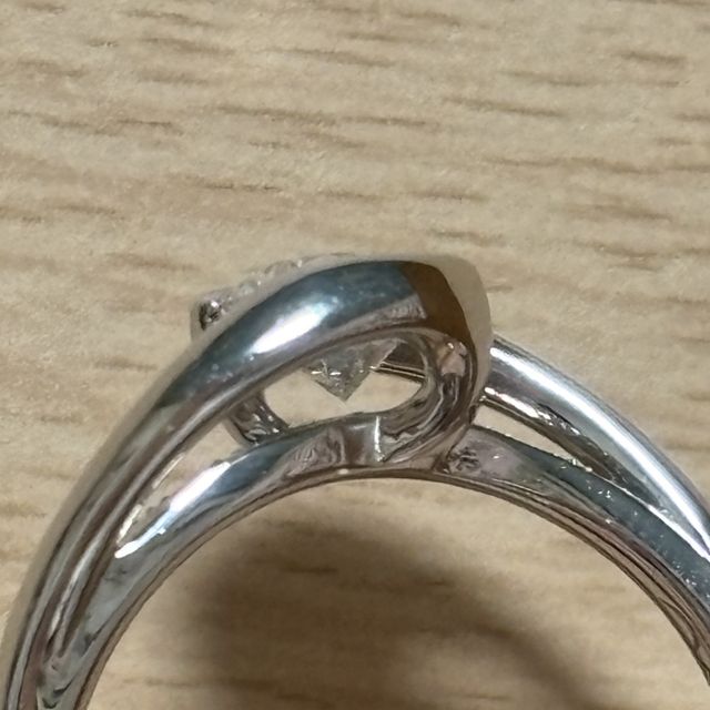 【ケイウノ ブライダル(K.UNO BRIDAL)の口コミ】 ダイアモンドの下の鋭角が見えるデザインにこだわって前から見ても横から…