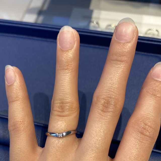 【銀座ダイヤモンドシライシの口コミ】 指輪のデザインはシンプルで、ハードプラチナを素材に使用しており、それ…