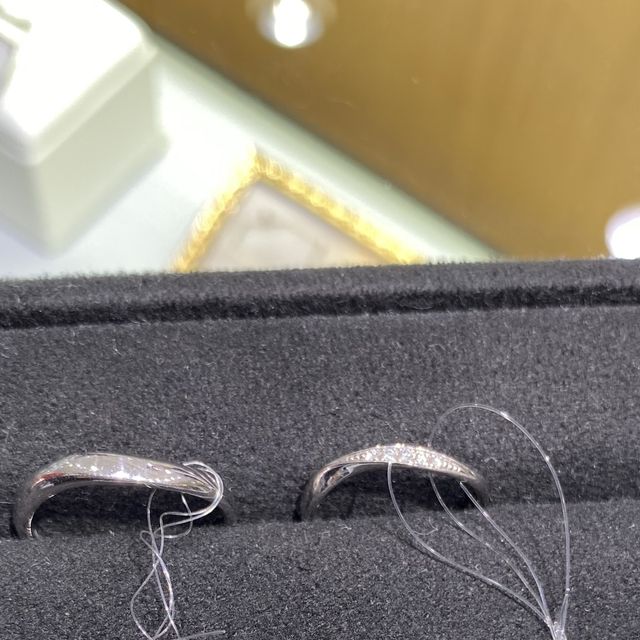 【GALA JEWELRY(ガラジュエリー)の口コミ】 他店舗でも取り扱いの少ないS字型に一目惚れしました。その中でも、流れ星…