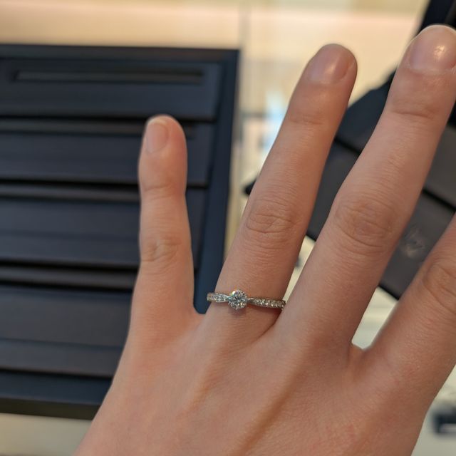 【ROYAL ASSCHER(ロイヤル・アッシャー)の口コミ】 ロイヤルアッシャーならではのダイヤモンドカットが特徴的で興味があった…