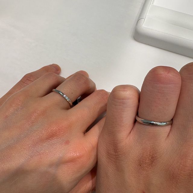 【ROYAL ASSCHER(ロイヤル・アッシャー)の口コミ】 シンプルですが、ダイヤモンドの存在感がありとても美しいです。婚約指輪…