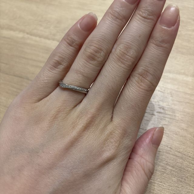 【銀座ダイヤモンドシライシの口コミ】 ねじれ具合と輝きと細さに上品さを感じれます。
サイズも0.5サイズまで刻…