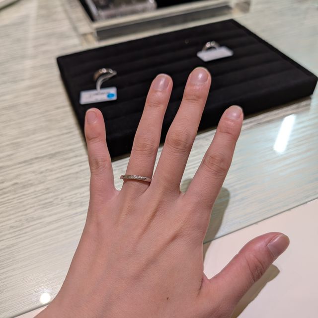 【TRECENTI(トレセンテ)の口コミ】 ダイヤモンドの数は9粒と多めですが、センターから両端に向かうにつれて斜…