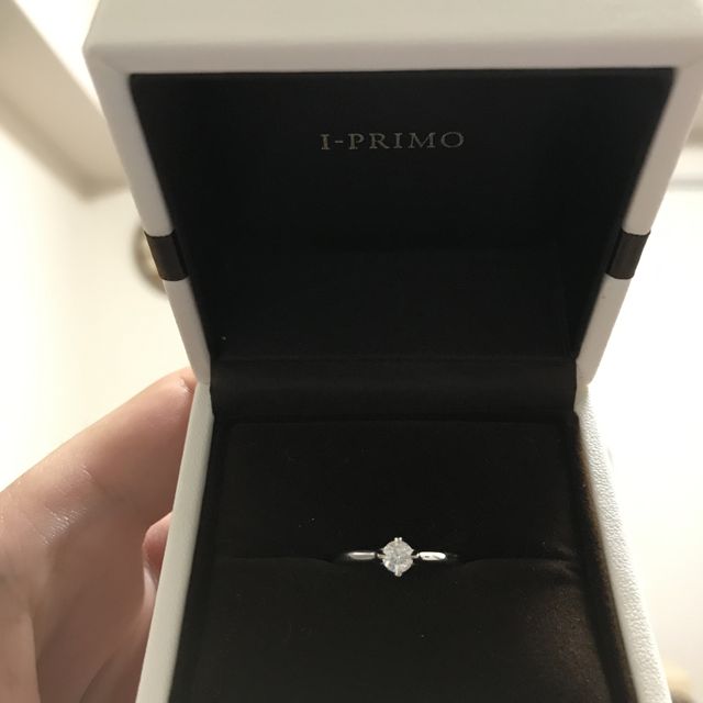 【アイプリモ(I-PRIMO)の口コミ】 ダイヤの台座の横があいているので横からも光が入るので全体的な輝き方が…