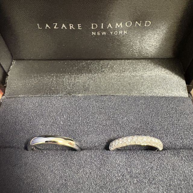 【ラザール ダイヤモンド(LAZARE DIAMOND)の口コミ】 別々なデザインですが、丸のシルエットで
ペアぽく見えるものもありかなと…