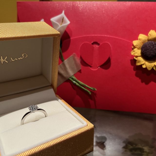 【ケイウノ ブライダル(K.UNO BRIDAL)の口コミ】 センターストーンを取り巻くようにダイヤが配置されていて、花のようなデ…