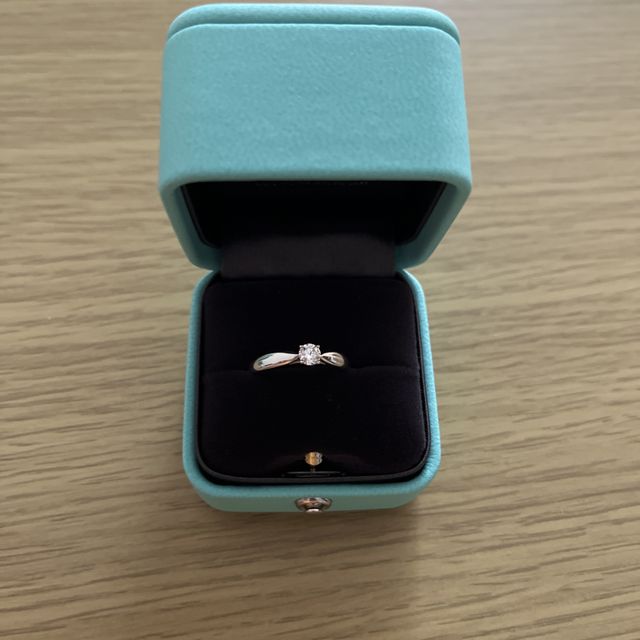 【ティファニー(Tiffany & Co.)の口コミ】 指輪のデザインについてはとても形状が綺麗で指にはめた時に指が長く綺麗…