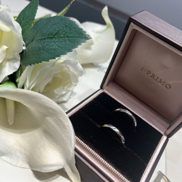 【アイプリモ(I-PRIMO)の口コミ】 もともと指輪全体にキラキラがある物を探していたのですが、私が選んだマ…