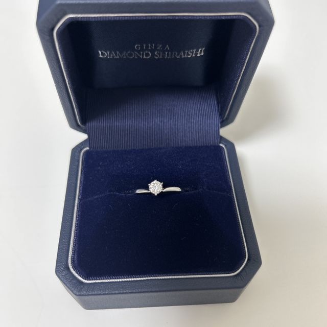 【銀座ダイヤモンドシライシの口コミ】 シンプルなデザインだが、少しだけブイのようにウェーブがかかっているの…