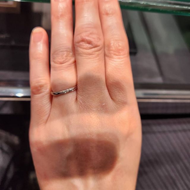 【ラザール ダイヤモンド(LAZARE DIAMOND)の口コミ】 ストレートタイプの指輪ですが、斜めに埋め込まれたダイヤと両端のライン…