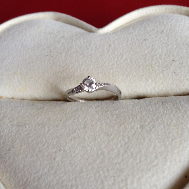 【ヴァンドーム青山(VENDOME AOYAMA)の口コミ】 ダイヤを支えている部分が細かいのがこの指輪以外にはなかったので、とて…