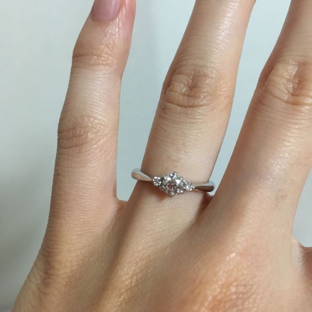 【アイプリモ(I-PRIMO)の口コミ】 夫が婚約者だった時、いくつかのジュエリーショップをまわり、豊富なデザ…