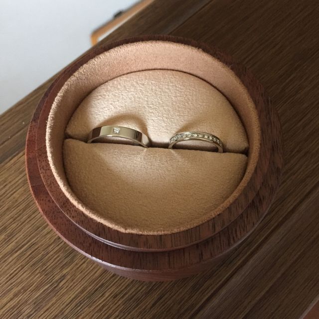 【COLANY(コラニー)の口コミ】 女性用は婚約指輪と重ねづけ出来るデザインを選びたいとおもっておりまし…