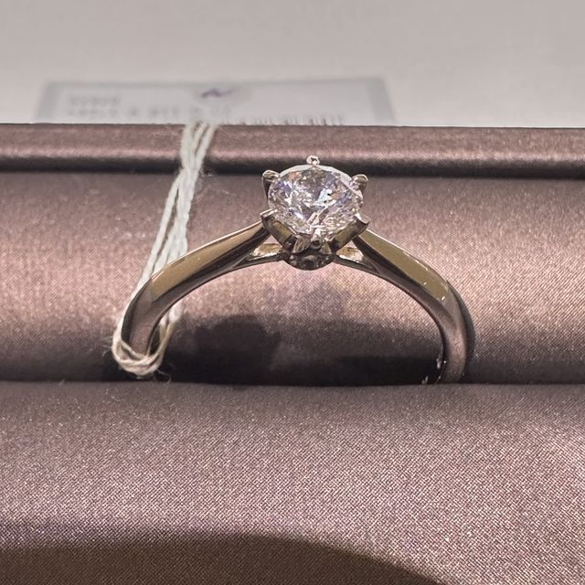 【アイプリモ(I-PRIMO)の口コミ】 シンプルかつ、高みえできる指輪です。
このリングを選んだきっかけばイン…